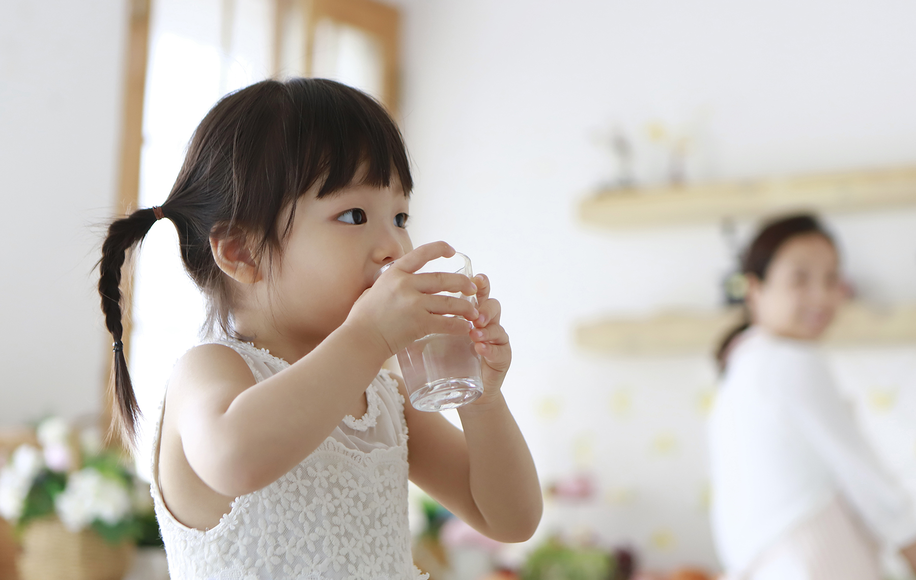 niña bebiendo agua