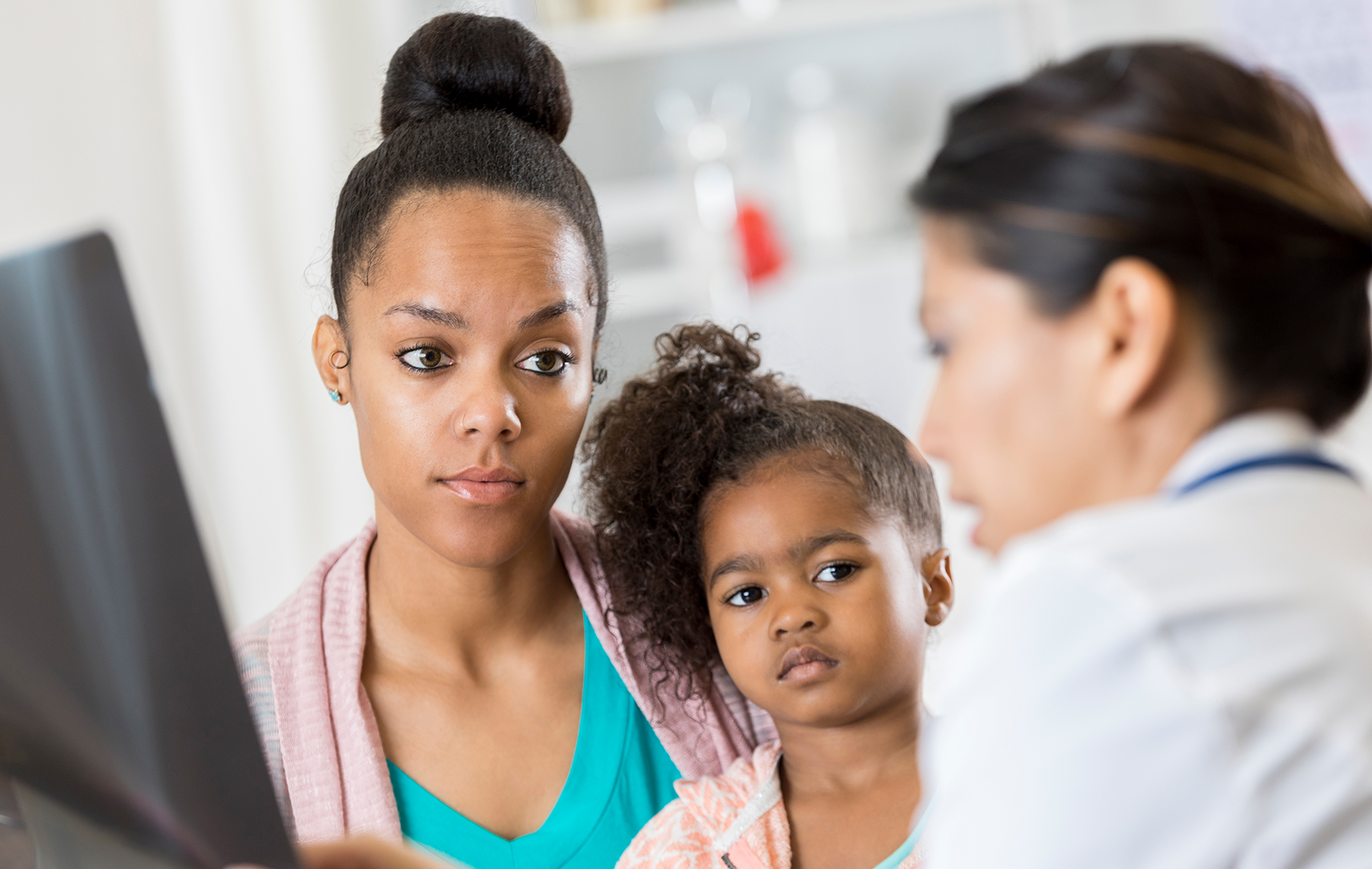 Mujer y su hija en una cita médica