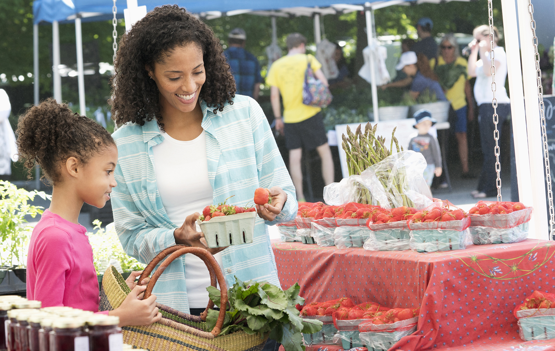 AltaMEd mom and daughter exploring a farmers market